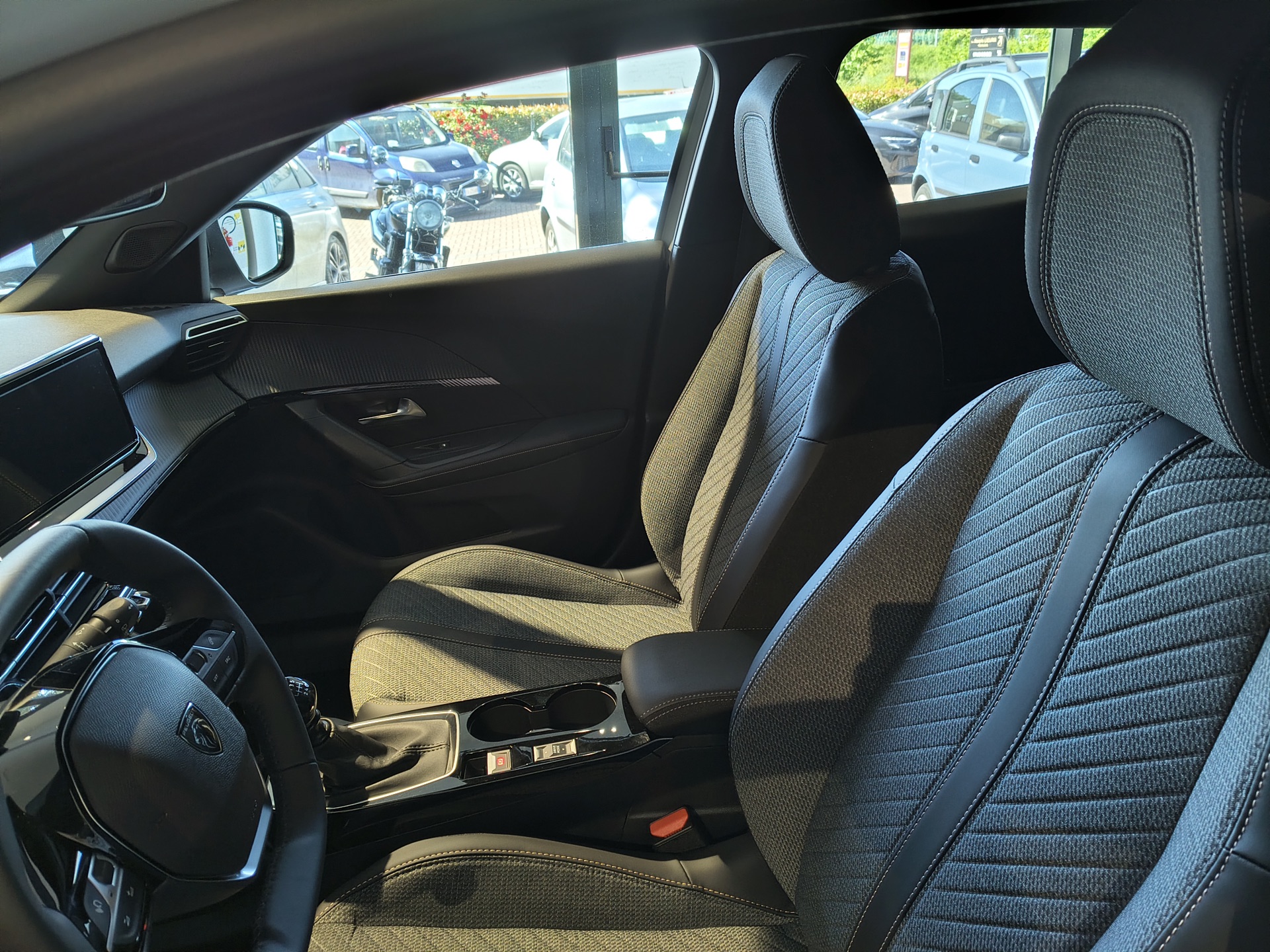 PEUGEOT 2008 - miniatura 6