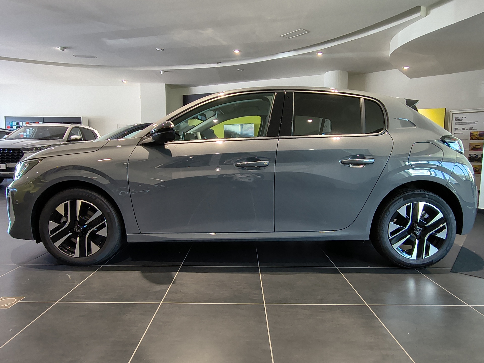 PEUGEOT 208 - foto 1